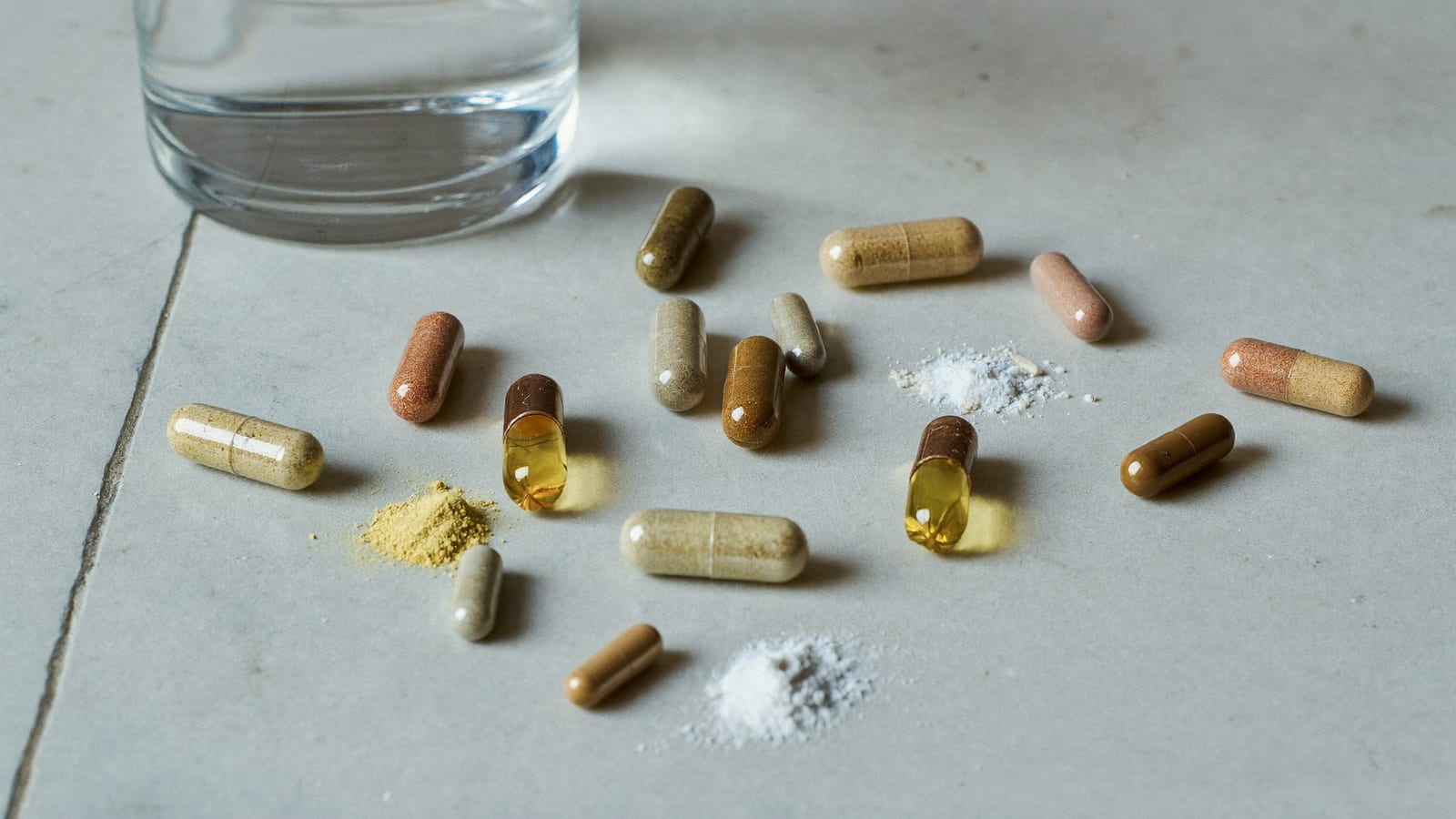 Supplement-Kapseln und Pulver klar arrangiert