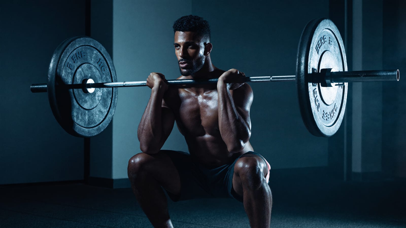Mann beim schweren Kniebeugen im Gym